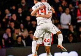 欧冠(guān)巅峰对决：拜仁2-1逆转巴黎，迪亚斯双响铸就经典，欧冠(guān)格局再迎变数