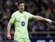 基米希乌龙！拜仁上次在欧冠乌龙，还是8-2巴萨一(yī)役的阿拉巴