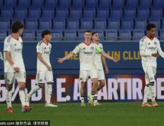 巴薩(sà)欧冠之夜：孔德双响逆转制胜 特爾(ěr)施(shī)特根回归获全场致(zhì)敬