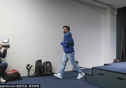 克瓦(wǎ)拉茨赫利亚痛(tòng)苦倒地，裁判无动于衷：欧冠背后的战术与情(qíng)感交織(zhī)