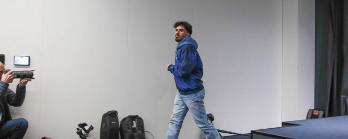 克瓦(wǎ)拉茨赫利亚痛(tòng)苦倒地，裁判无动于衷：欧冠背后的战术与情(qíng)感交織(zhī)