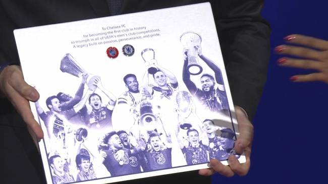 欧战全滿(mǎn)贯!欧冠抽签仪式上,切尔西获颁欧足(zú)联特殊纪唸(niàn)牌