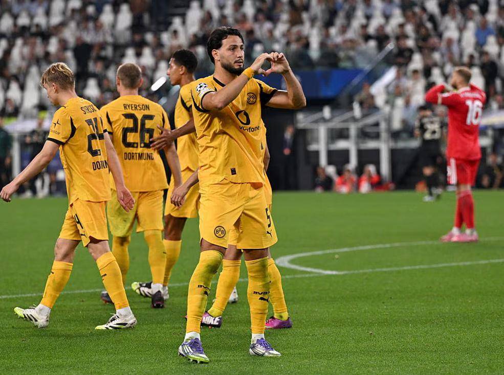 欧冠最新(xīn)积分榜！巴黎枪手国米3连胜并列榜首，多(duō)特蒙德4-2保持(chí)不败，意甲冠軍(jūn)2-6惨败