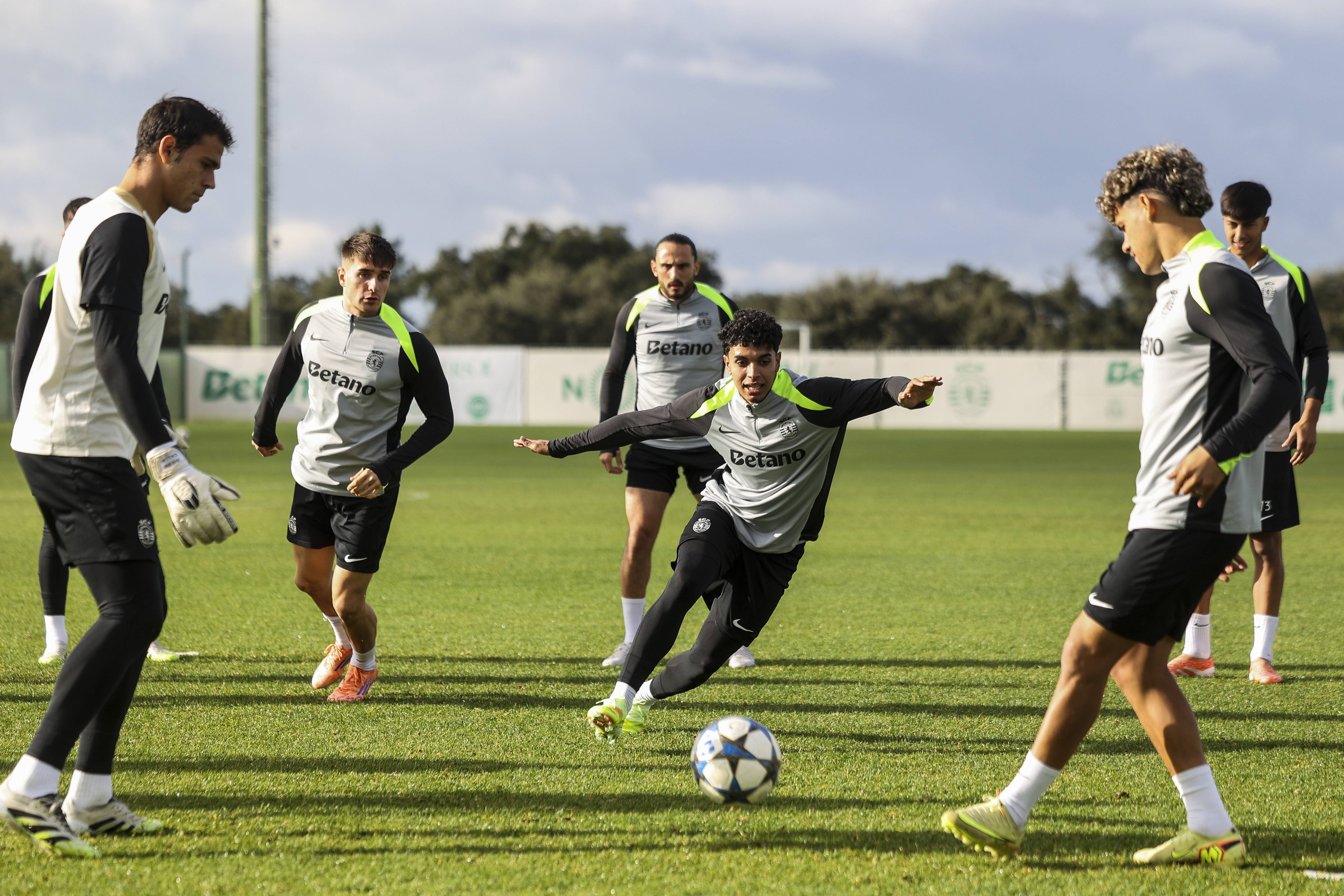 (外(wài)代二线)足(zú)球——欧冠(guān)联赛:葡萄(táo)牙体育(yù)赛前备战