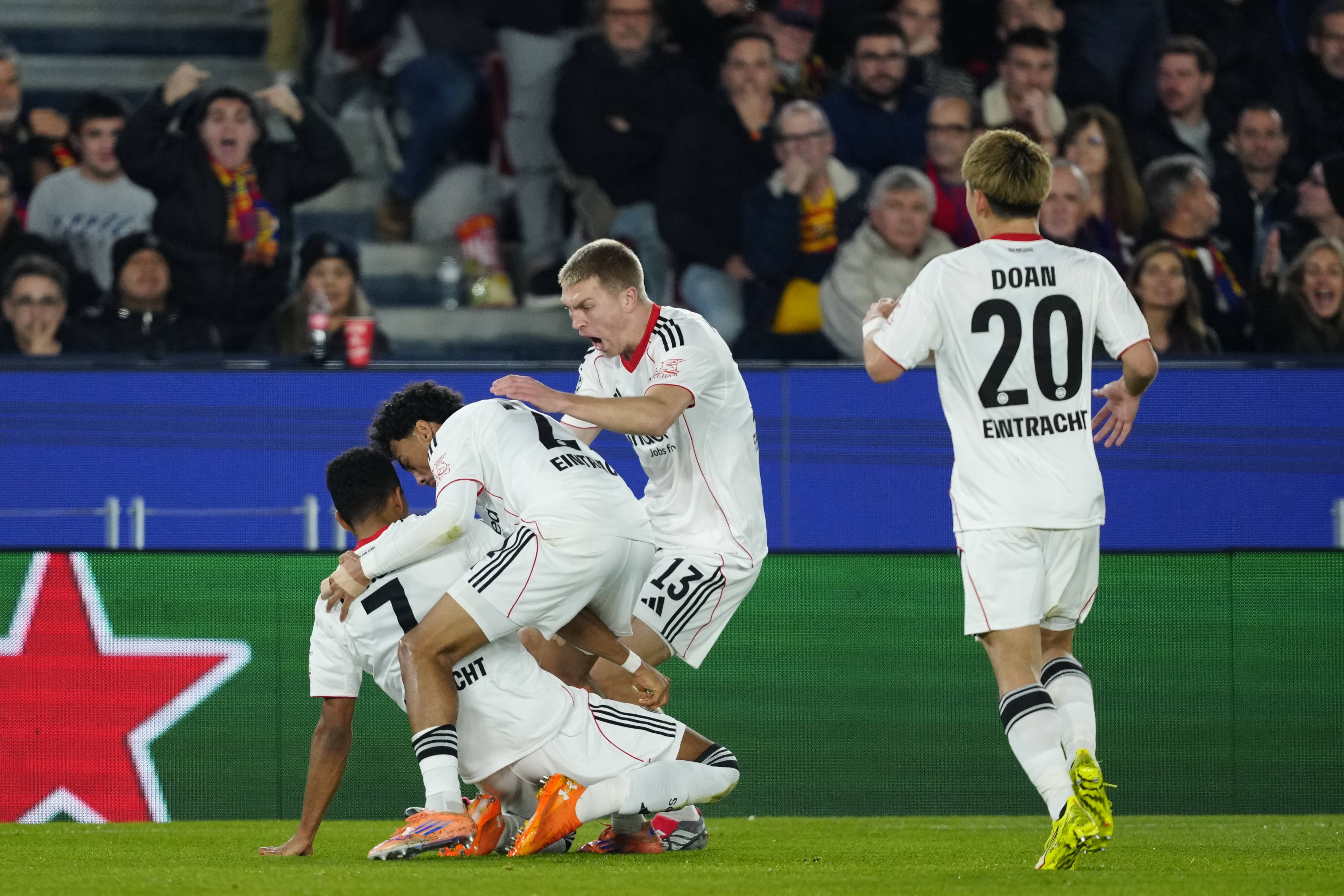 （外(wài)代二线）足球——欧冠(guān)联赛：巴萨胜法兰克福