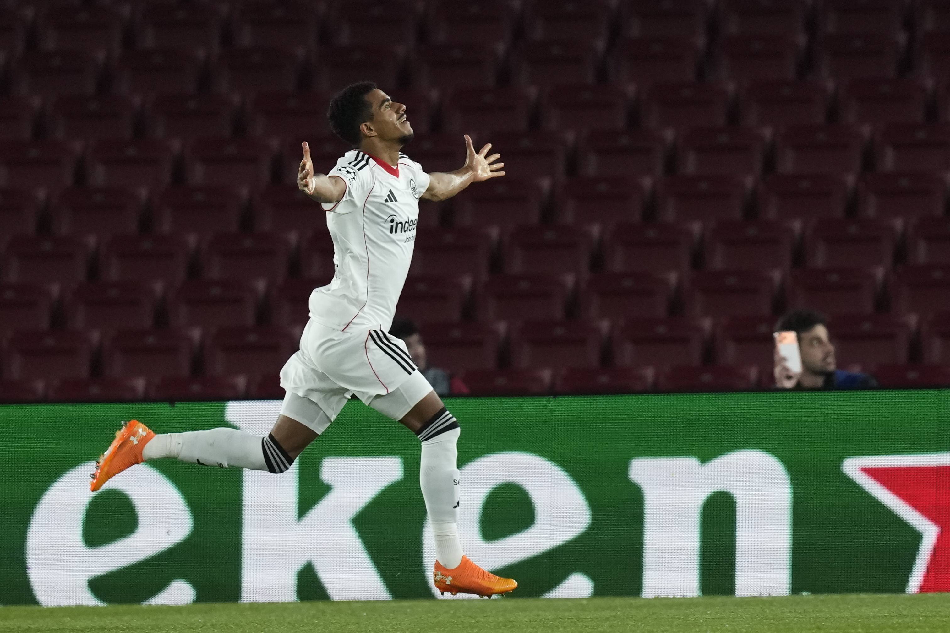 （外(wài)代二线）足球——欧冠(guān)联赛：巴萨胜法兰克福