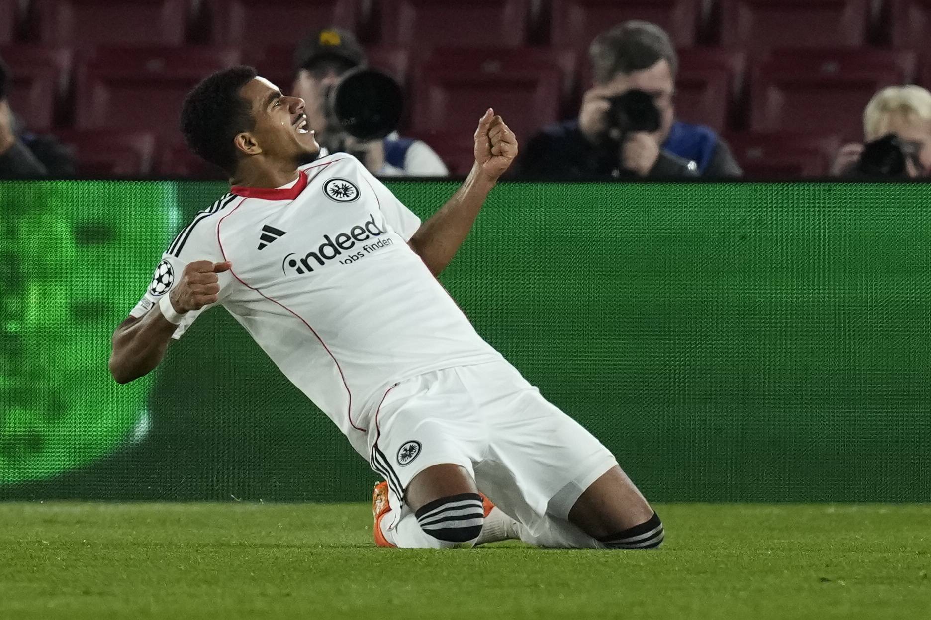 （外(wài)代二线）足球——欧冠(guān)联赛：巴萨胜法兰克福