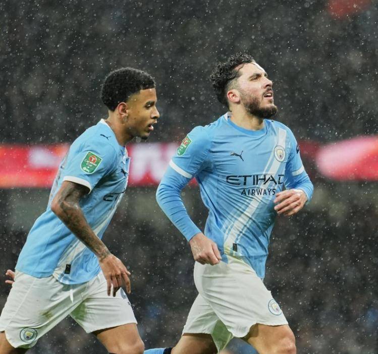 足坛一夜動(dòng)态:巴黎6冠王(wáng)比肩巴萨拜仁,曼城(chéng)6连胜,皇马赢球丢人