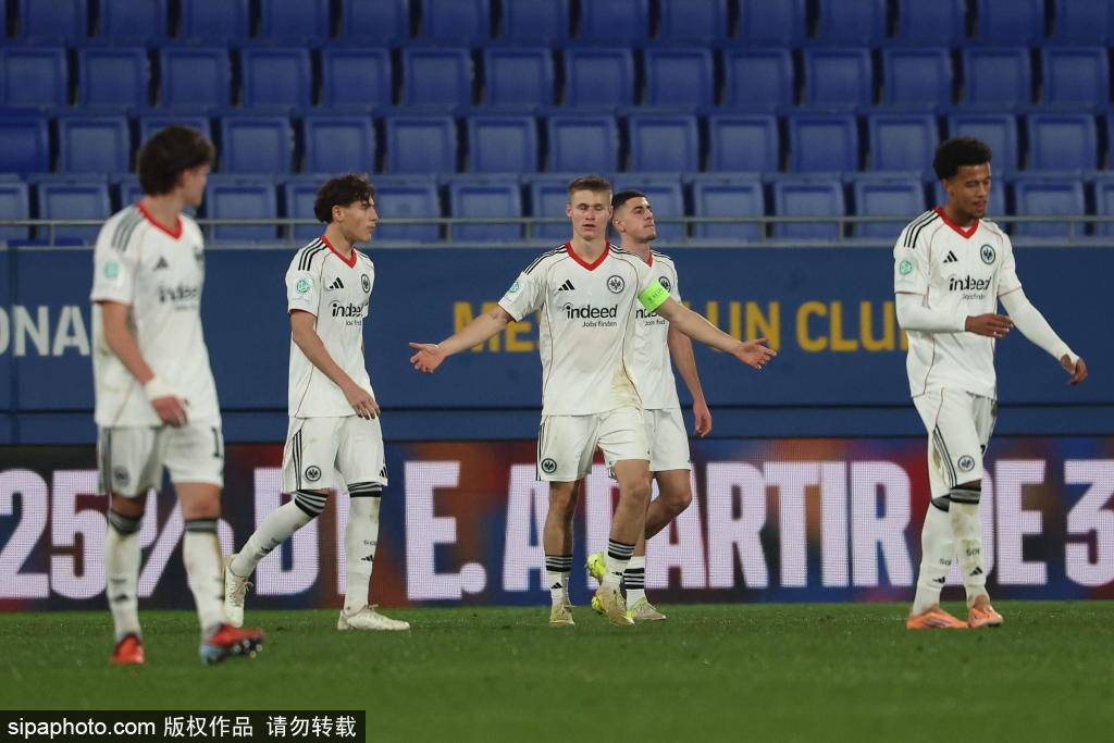 巴薩(sà)欧冠之夜:孔德双响逆转制胜 特爾(ěr)施(shī)特根回归获全场致(zhì)敬