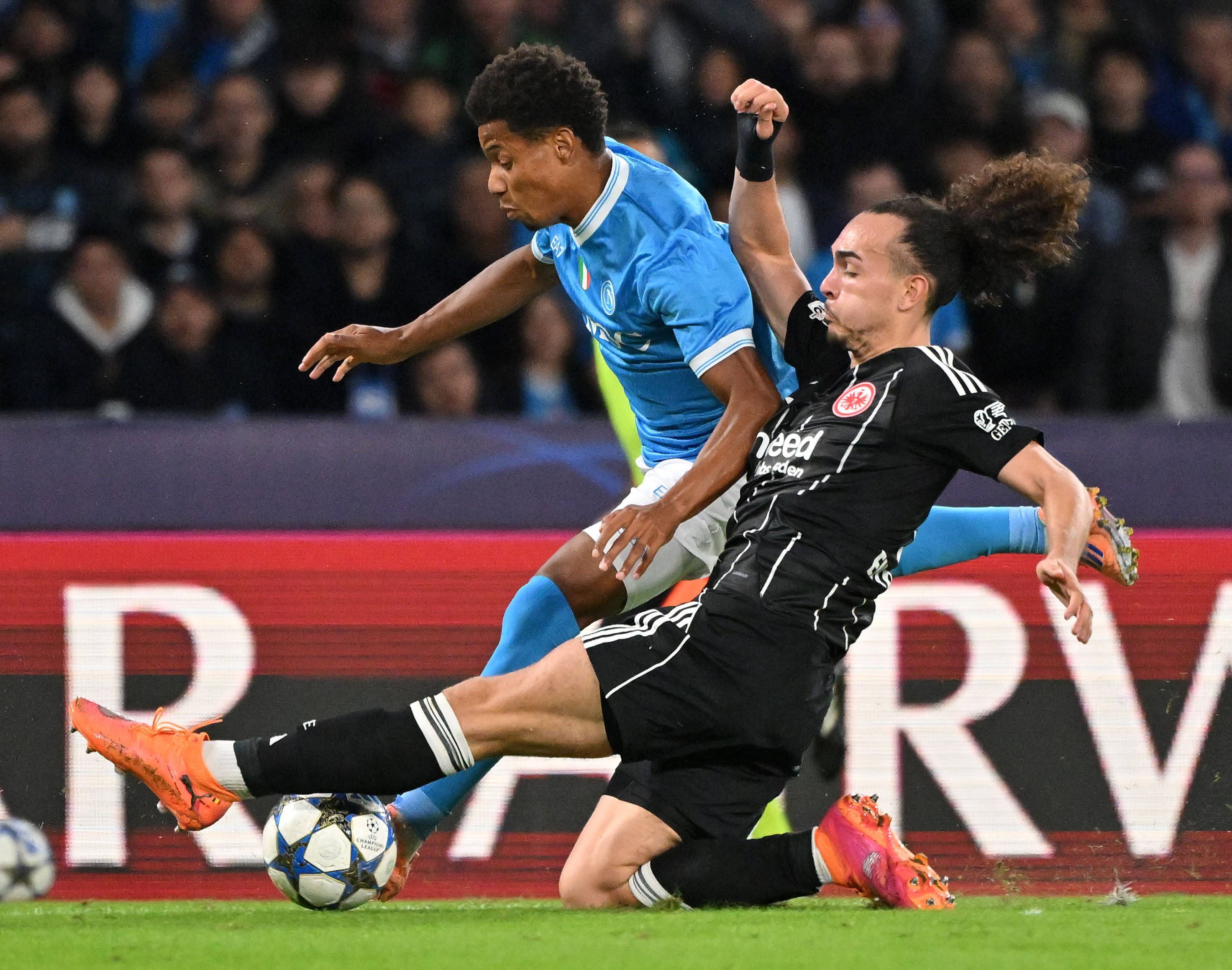 （体育）足球——欧冠：那不勒斯平(píng)法兰尅(kè)福