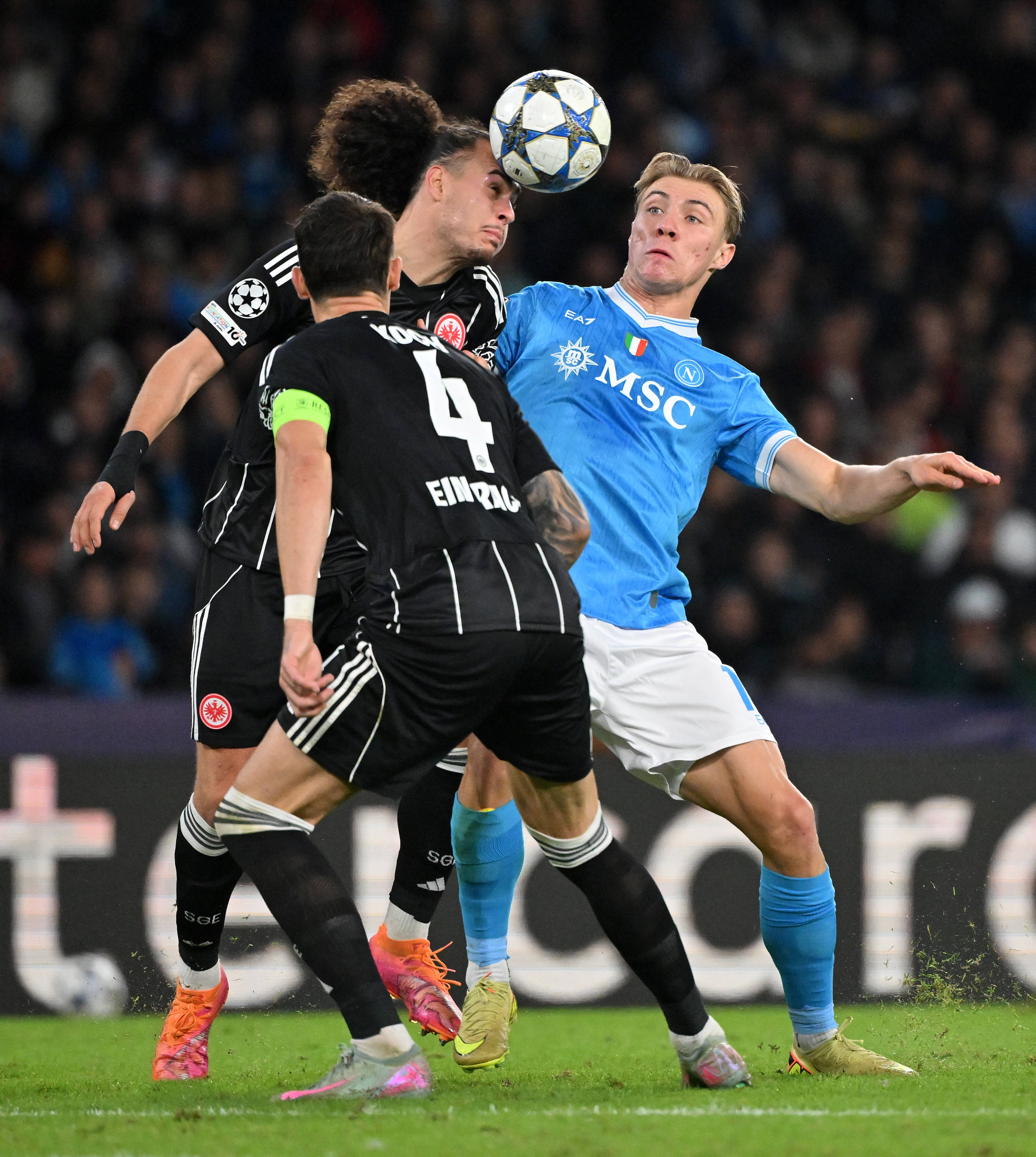 （体育）足球——欧冠：那不勒斯平(píng)法兰尅(kè)福