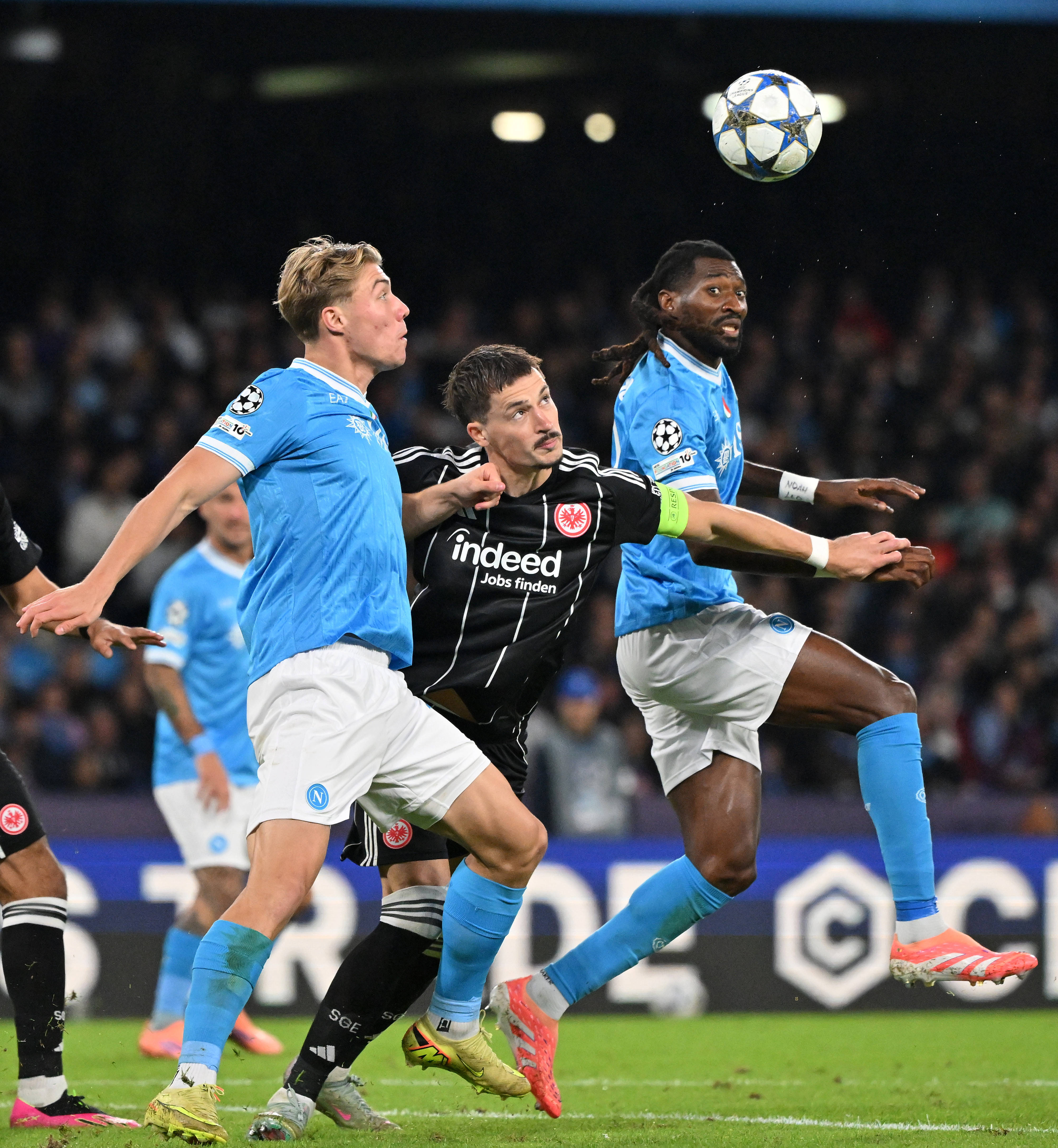 （体育）足球——欧冠：那不勒斯平(píng)法兰尅(kè)福