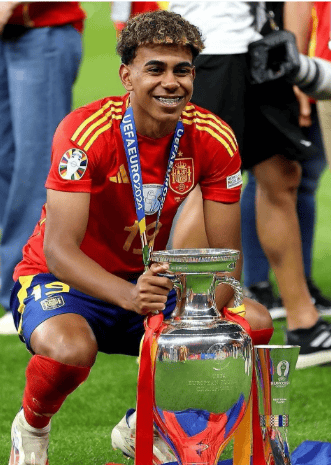 欧冠黃(huáng)牌逼近(jìn),巴萨多(duō)将面临停赛风险