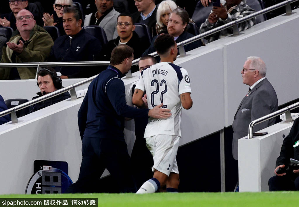 阿森(sēn)纳球迷(mí)与桑德兰球迷(mí)冲突,安(ān)保人员反应过度引发热议