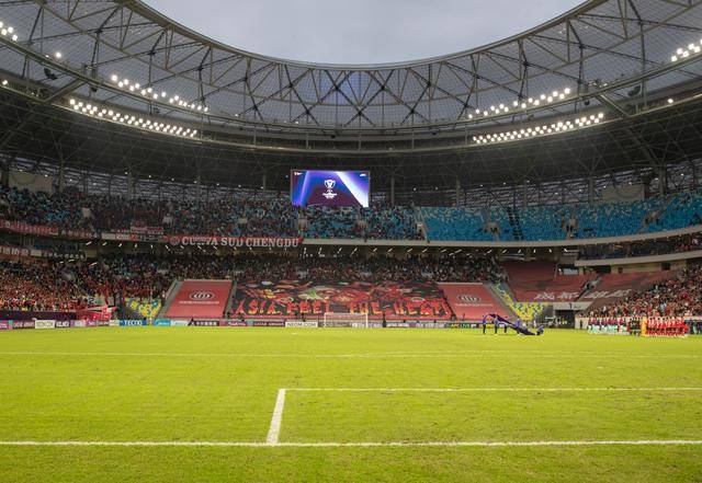 成都蓉(róng)城主场迎(yíng)战马超冠军 凤凰山亚冠大(dà)型TIFO展现“热辣滚烫”